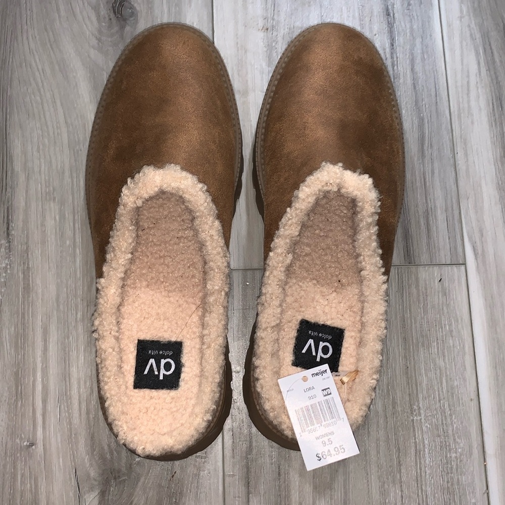 3️⃣ Dolce Vita sherpa lined clogs NWT leather upper